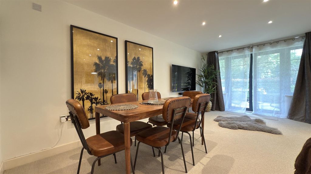 Property photo 3 of 10 Escala - Dining