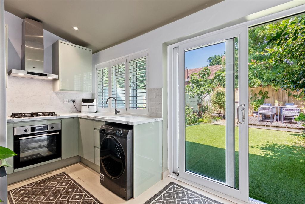 Property photo 3 of 12 Montacute Road