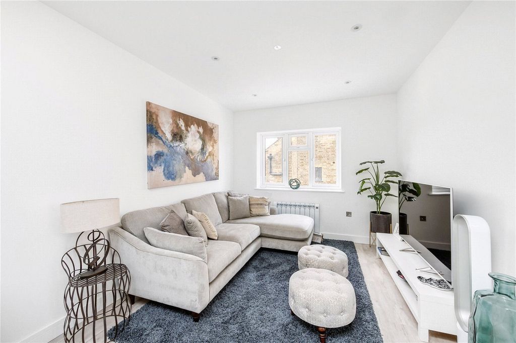 Property photo 3 of 7 Lounge Space