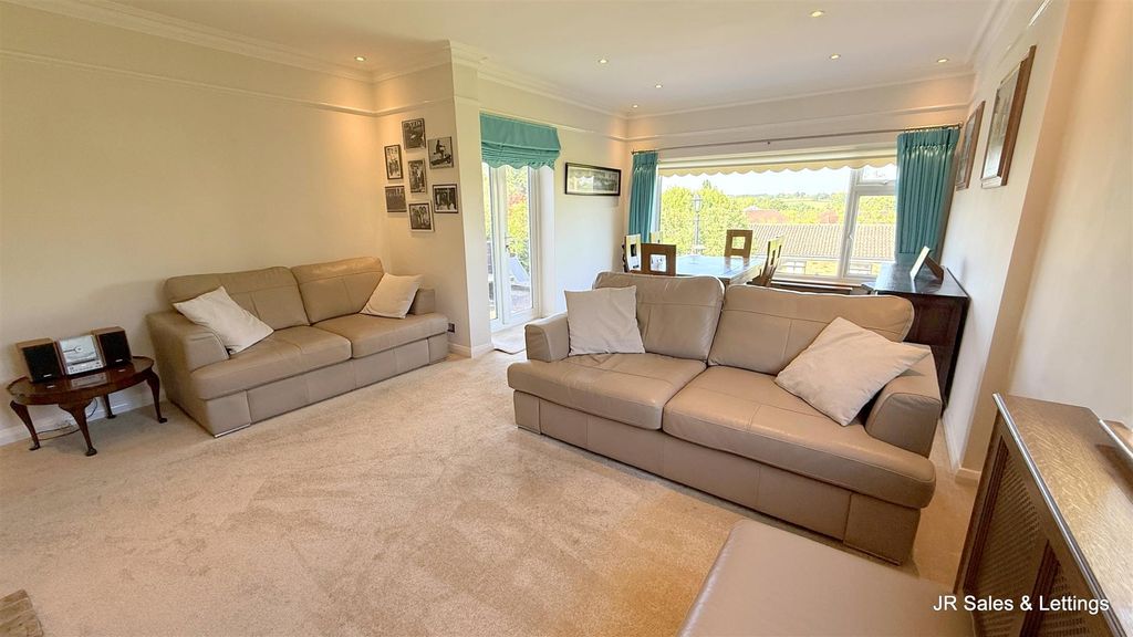 Property photo 3 of 17 Lounge