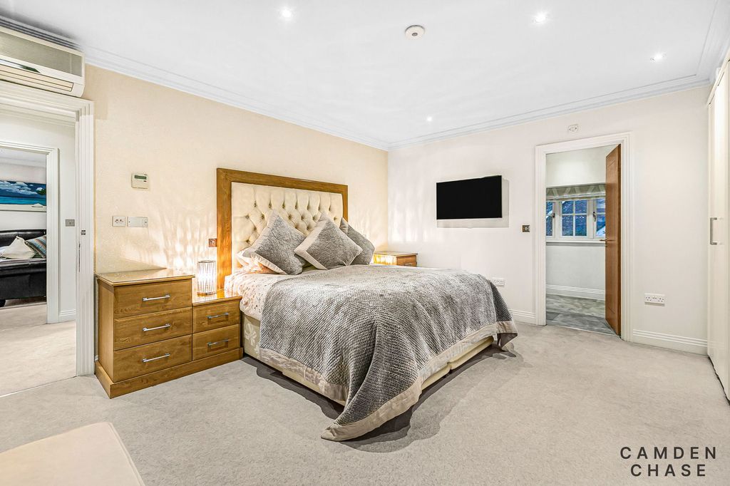 Property photo 2 of 32