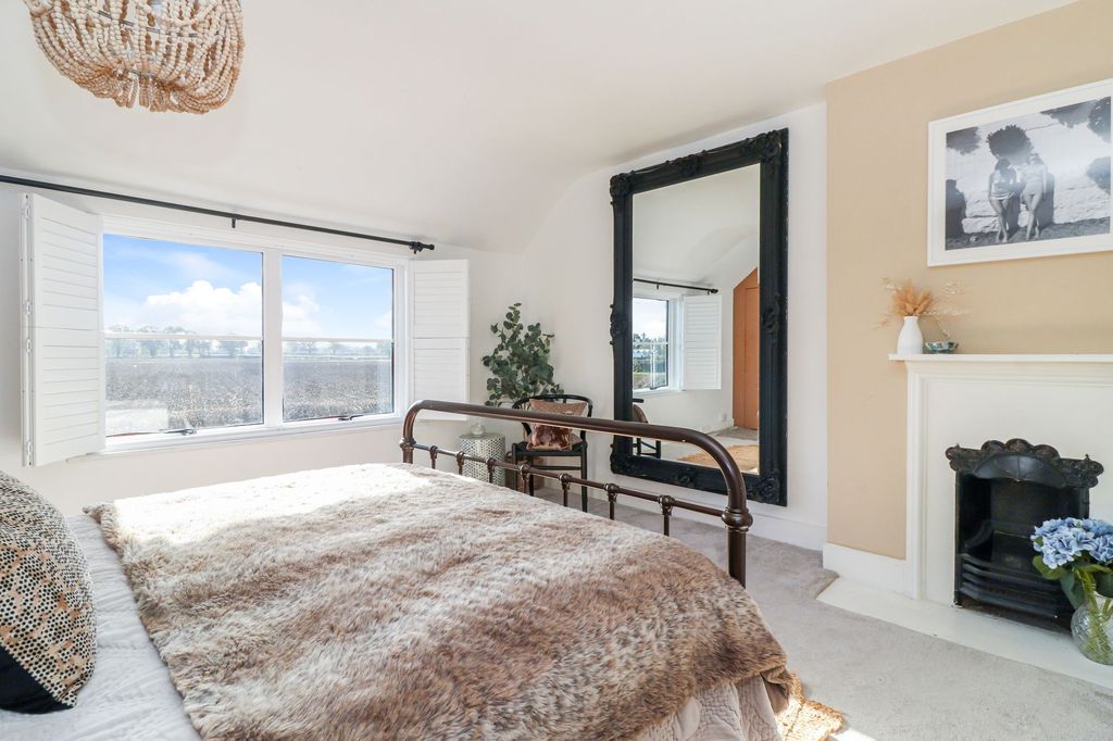 Property photo 3 of 32