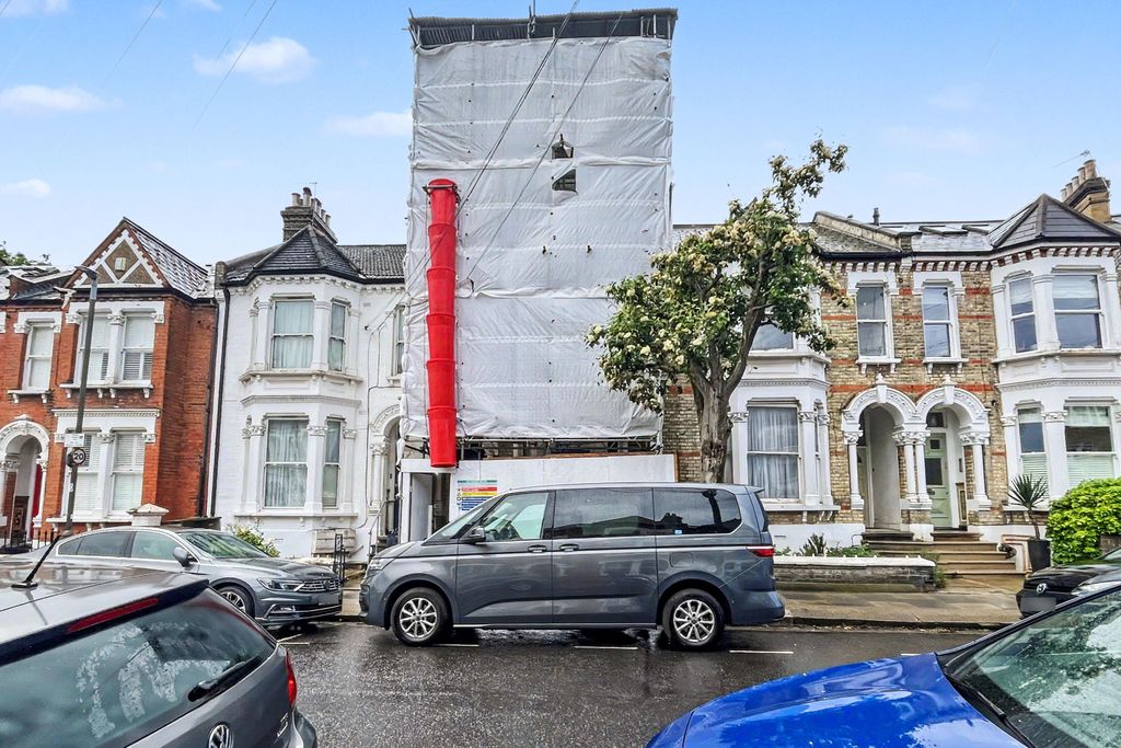 Property photo 1 of 20 119 Ravenslea Road, Balham, London Sw12 8Rt