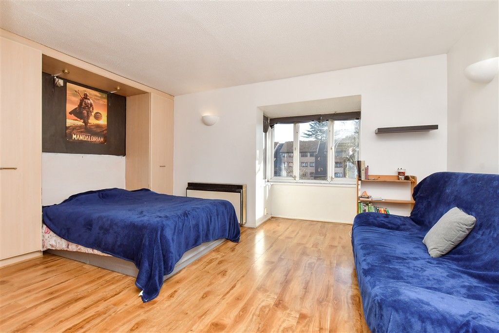 Property photo 2 of 8 Living / Bedroom