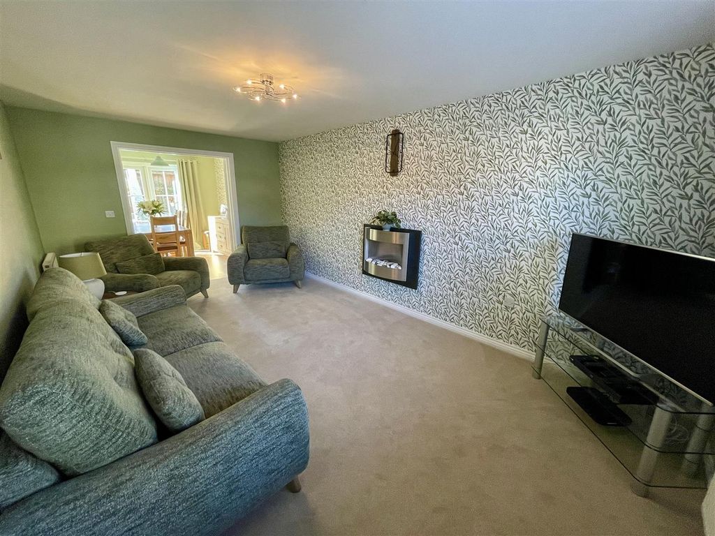Property photo 3 of 22 Lounge