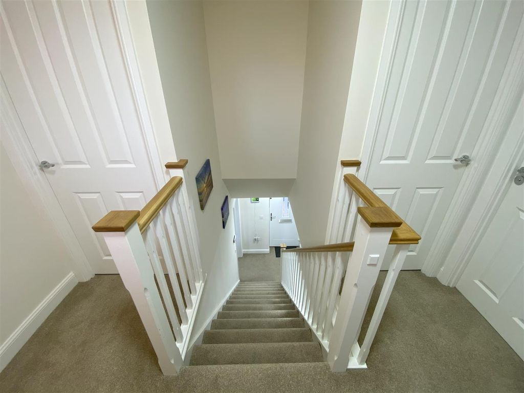 Property photo 3 of 17 Landing