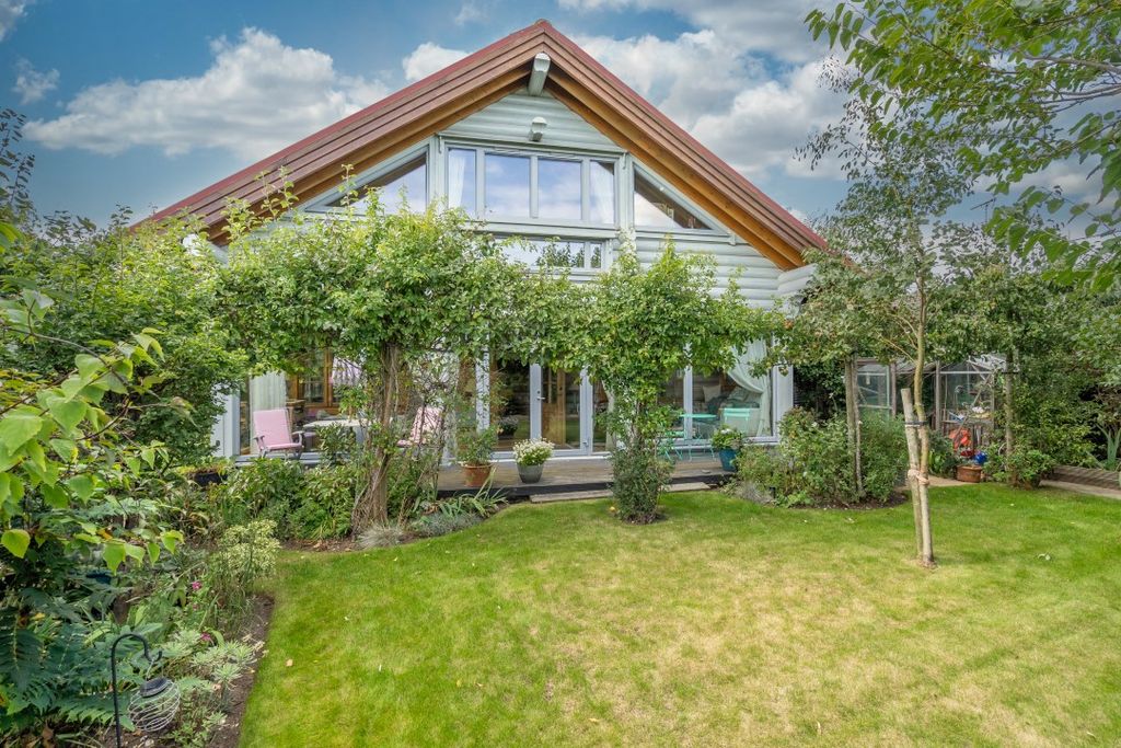 Property photo 2 of 28