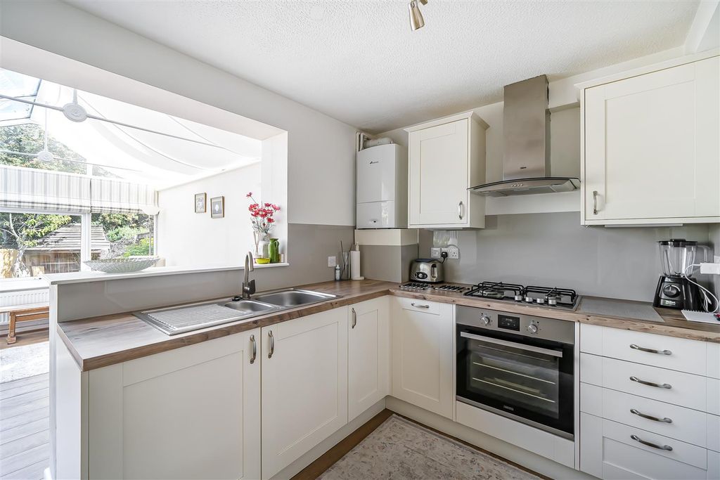 Property photo 3 of 18 Kitchen