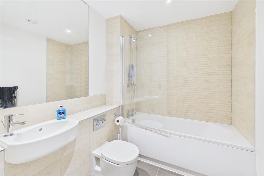 Property photo 3 of 9 Bahtroom .Jpg