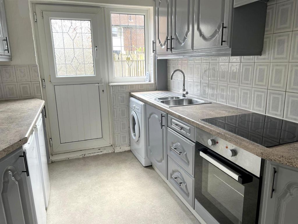 Property photo 3 of 9 Kitchen