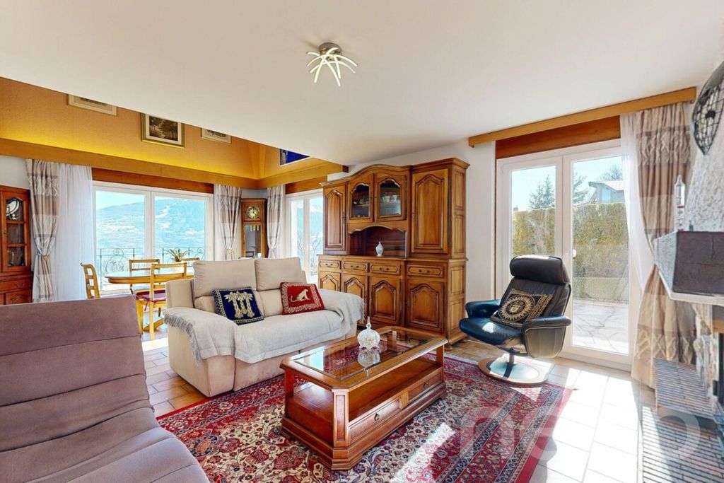 Property photo 3 of 12