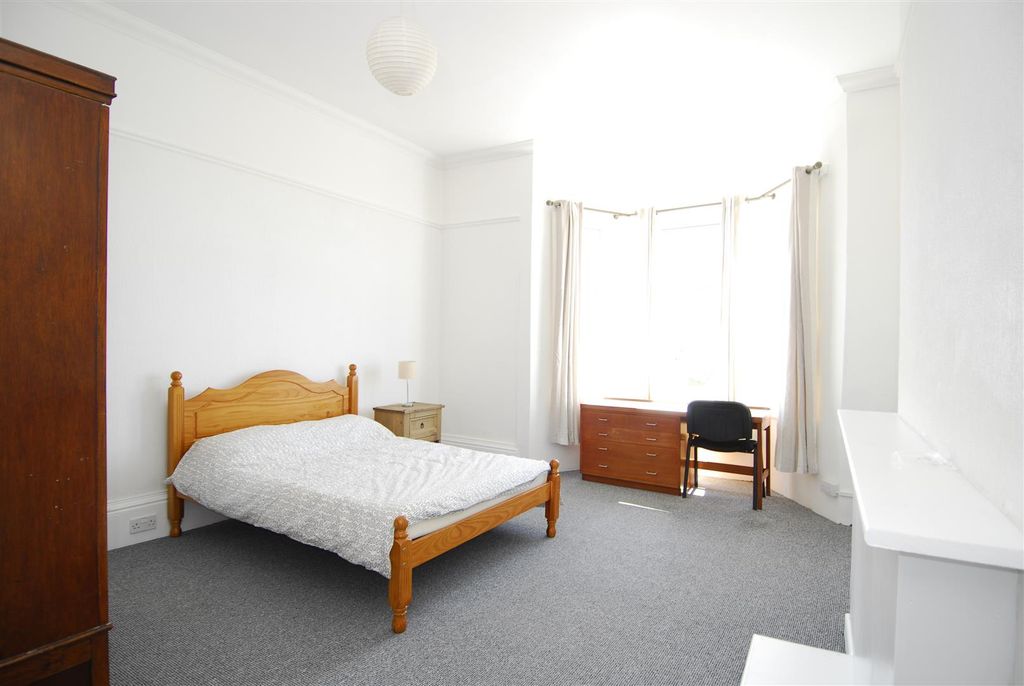 Property photo 2 of 9 36Lipsonrd009.Jpg