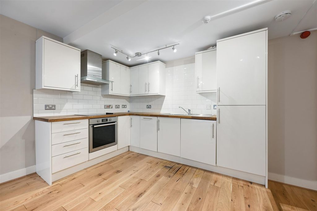 Property photo 2 of 8 Overstone Road