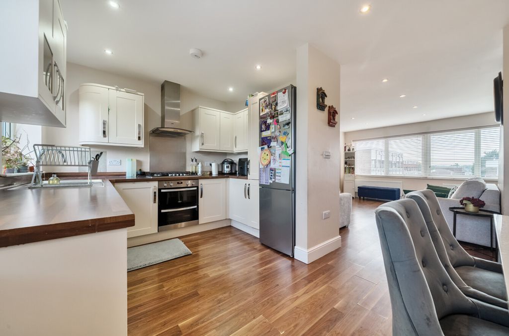 Property photo 2 of 18 1312661-7-6855813...
