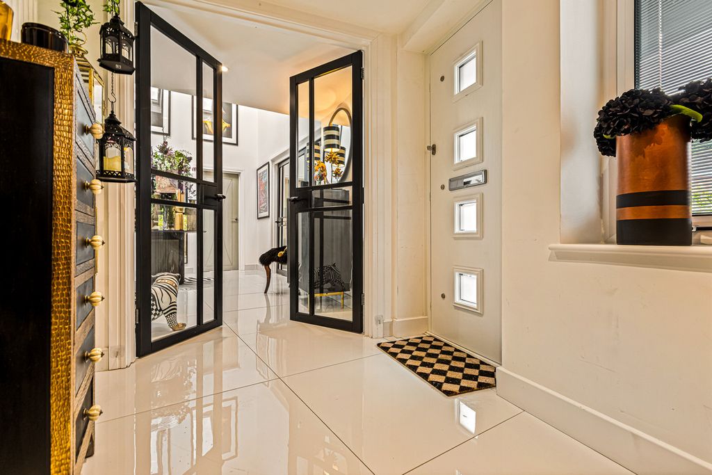 Property photo 2 of 35