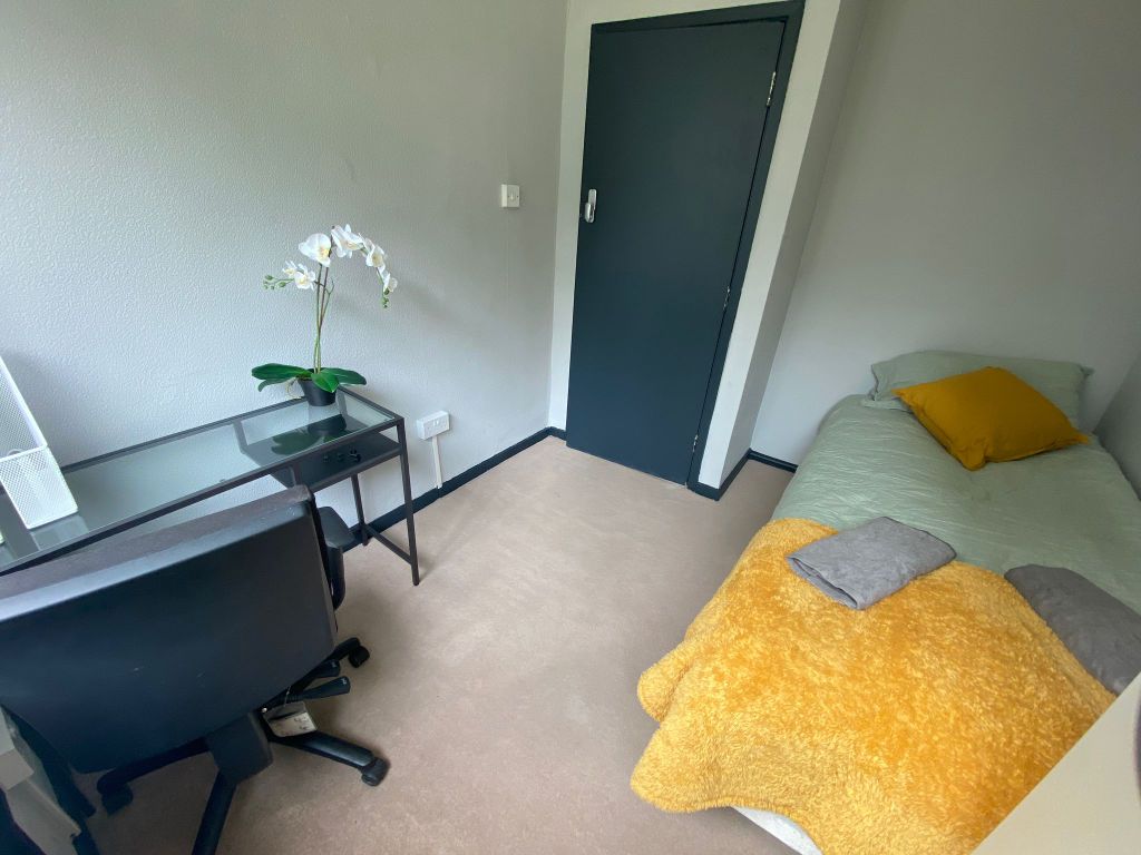 Property photo 3 of 12 Room 3- £550 Available 01/10/2026