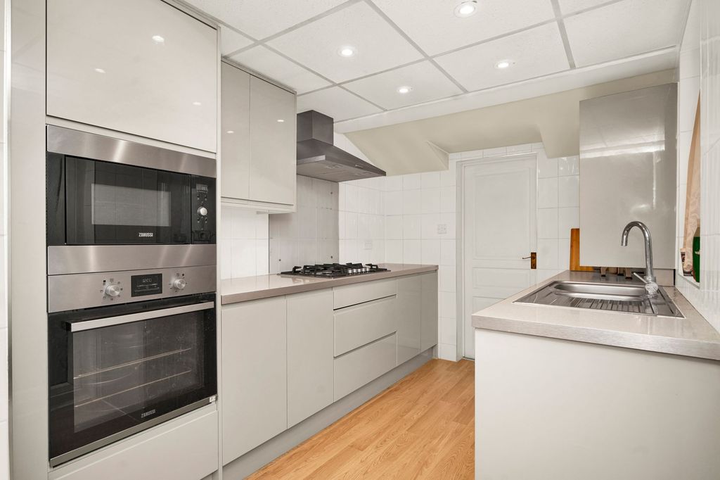 Property photo 3 of 24