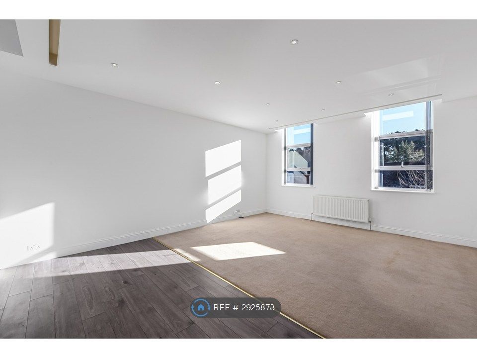 Property photo 1 of 13 Lounge