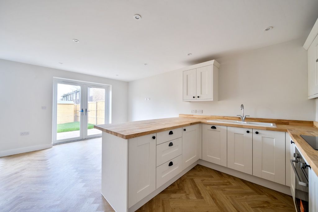 Property photo 2 of 8 Picture No. 13