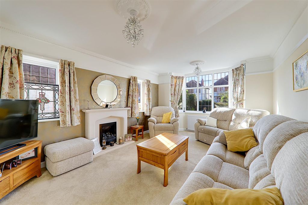 Property photo 3 of 30 Lounge