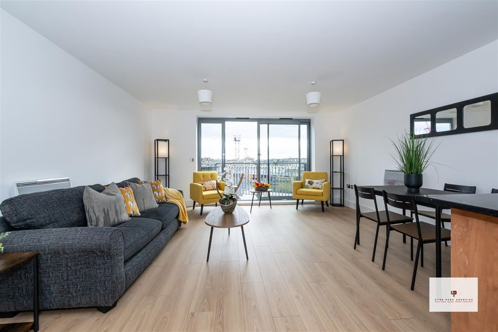 Property photo 2 of 19 Regents Park Road 10@208-002 Hr - Hpa.Jpg
