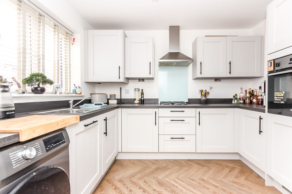Property photo 3 of 11 Kitchen
