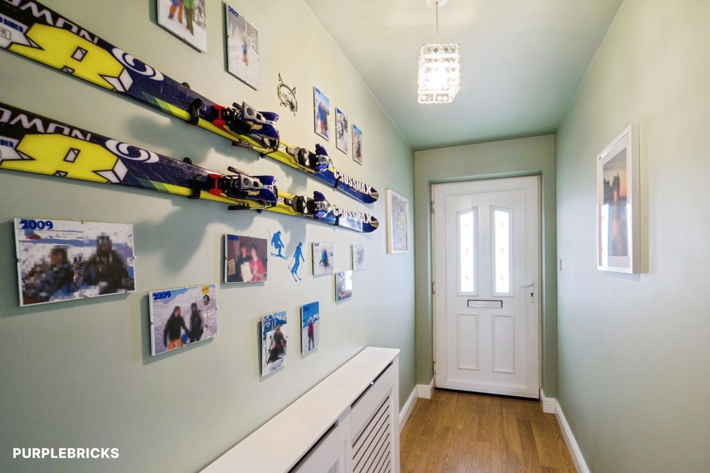 Property photo 3 of 27 Entrance Hall