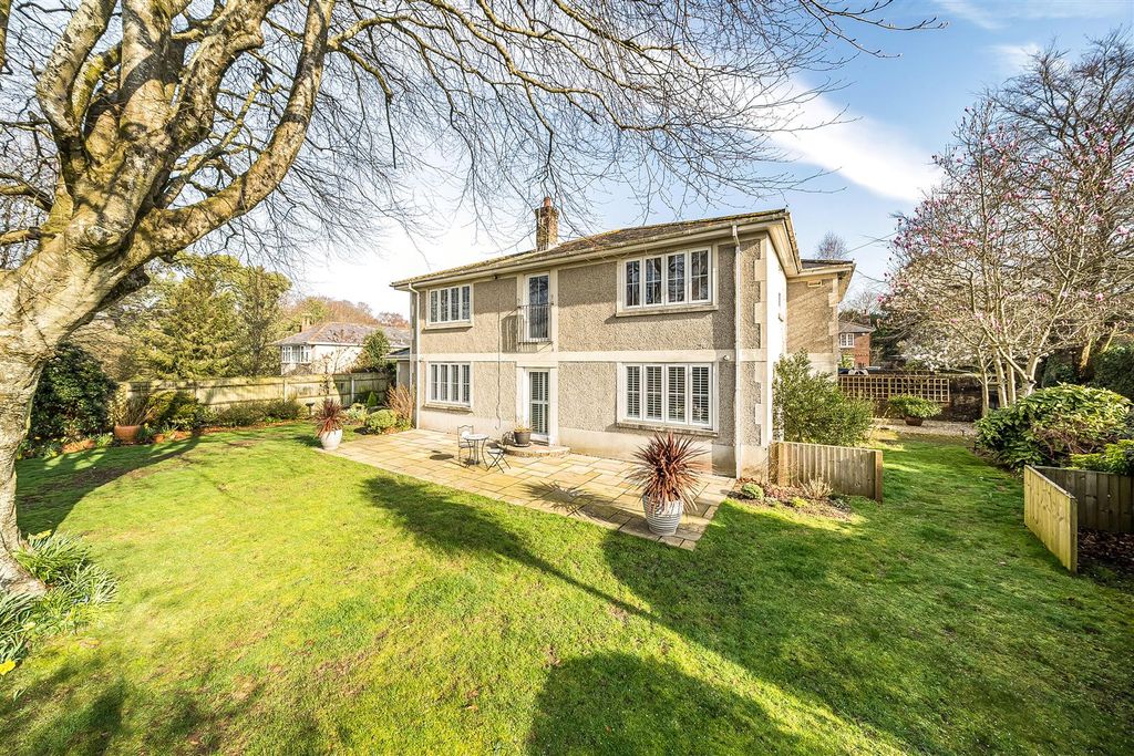 Property photo 1 of 32 Side Aspect