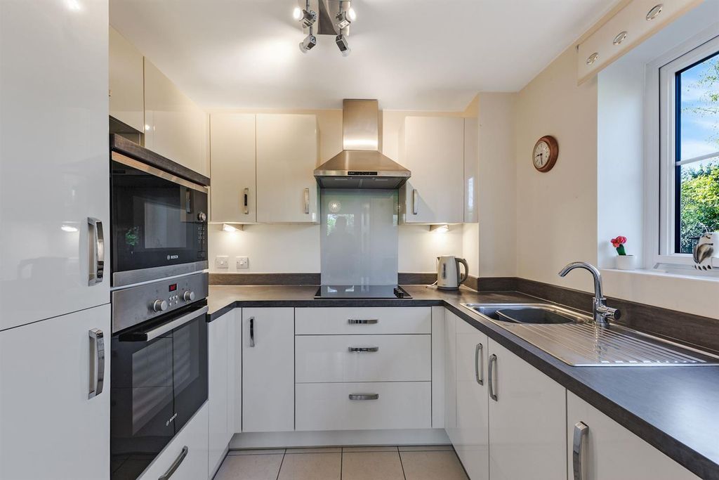 Property photo 2 of 16 08-0Eacch_4Queensgate_Rg402Ds_Mcs86029_-16-Medium.