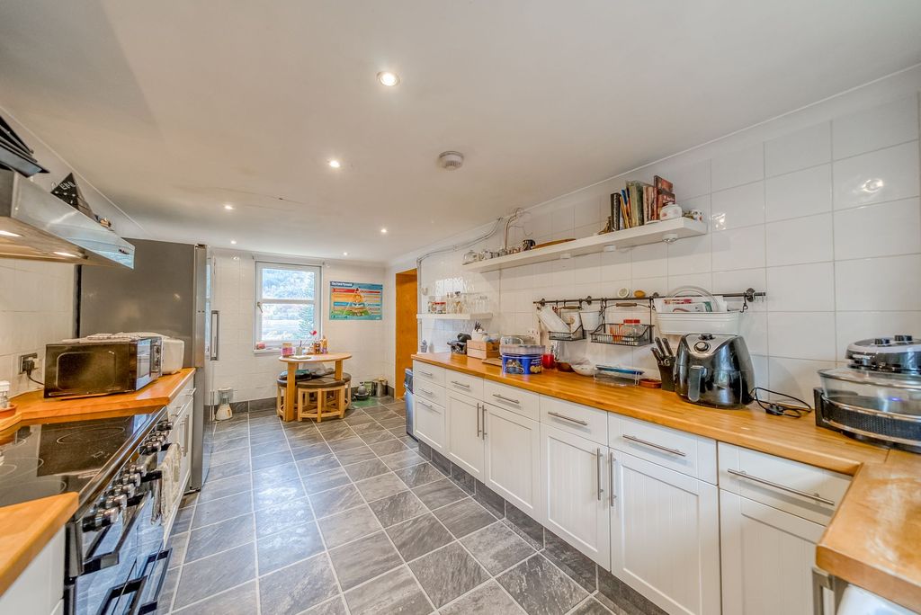 Property photo 3 of 36