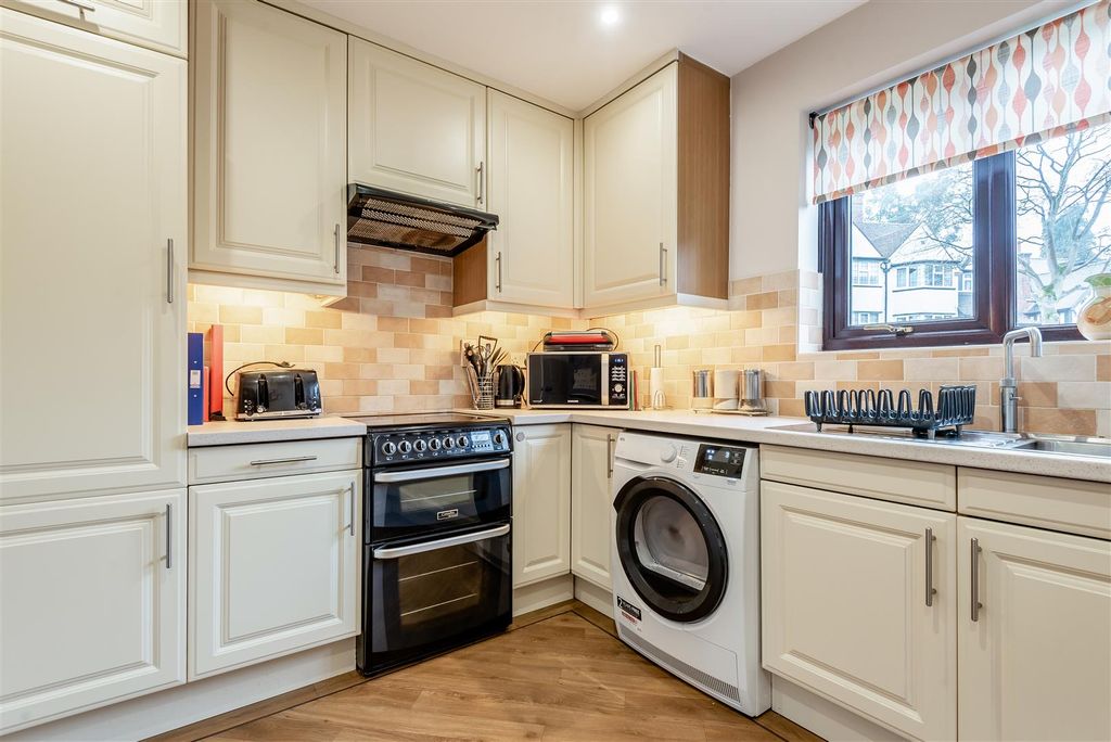 Property photo 3 of 17 8678774-Interior14.Jpg
