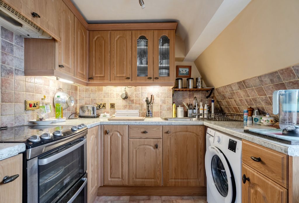 Property photo 2 of 10 1410666-13-698Daa...