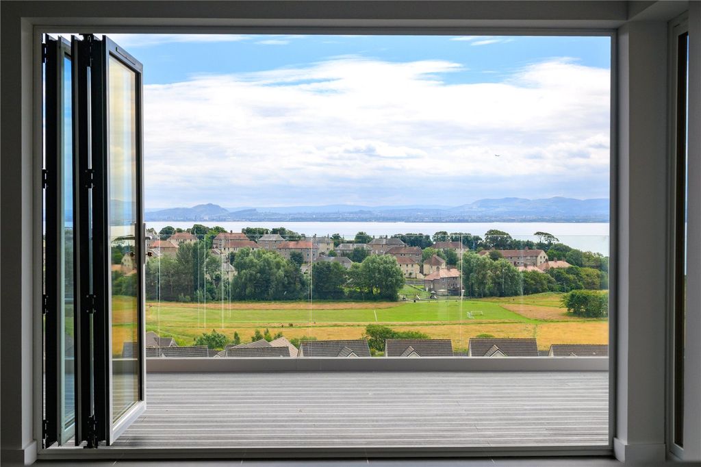 Property photo 3 of 36 Bi-Fold &amp; Balcony