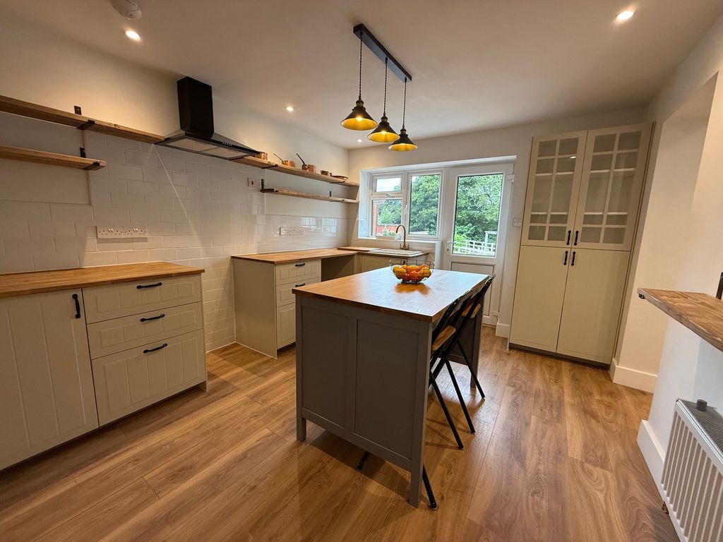 Property photo 2 of 16 Kitchen Aspect 2