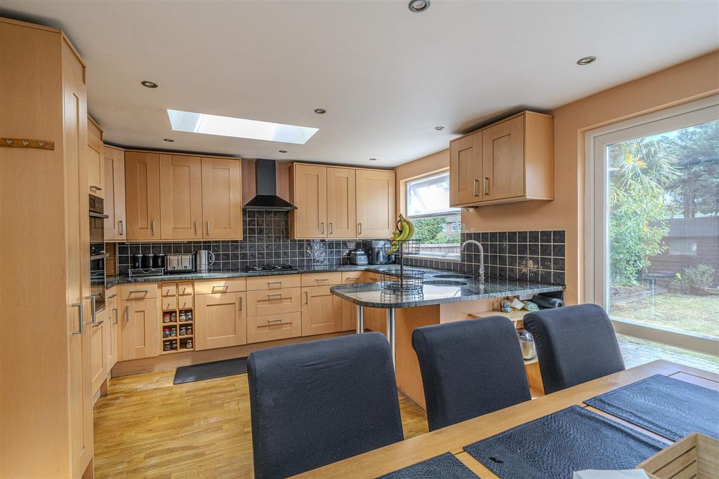 Property photo 3 of 27 Kitchen/Breakfast Room
