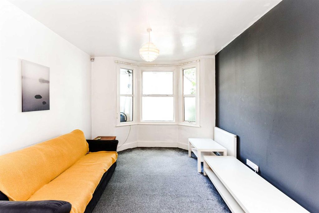 Property photo 2 of 28 12 Tavistock Avenue-16.Jpg