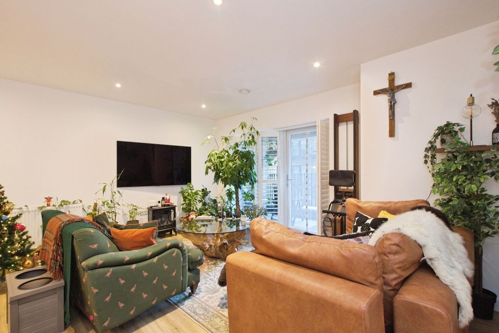 Property photo 3 of 20 Pbox-Img.Jpg