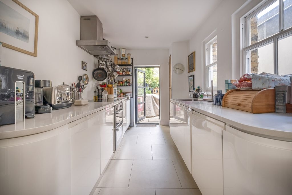 Property photo 3 of 8 Kitchen