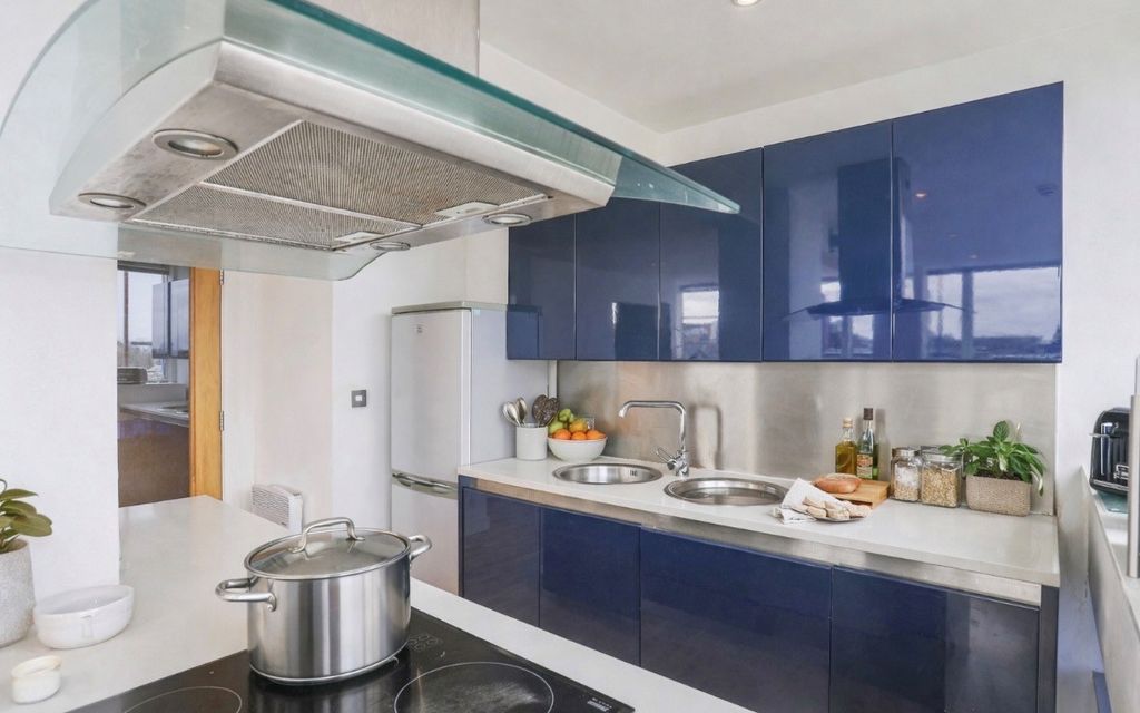 Property photo 3 of 6 Kitchen