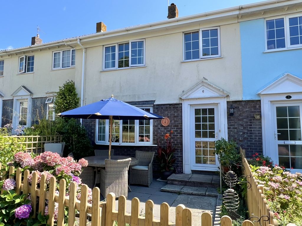 Property photo 1 of 18 3 Bedroom Mid Terraced House For Sale