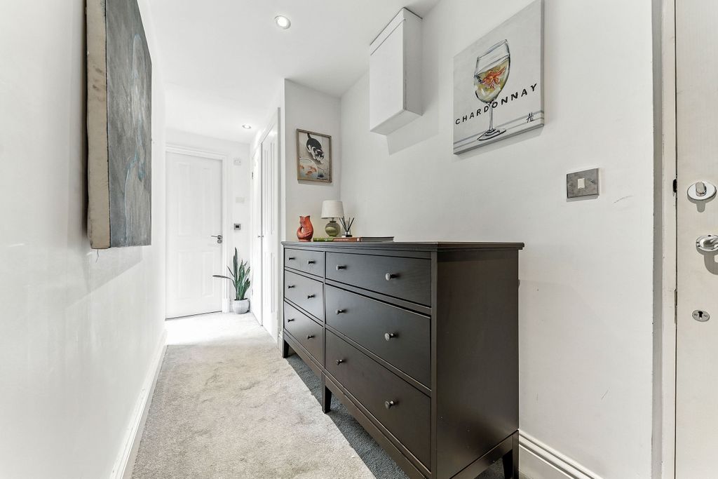 Property photo 2 of 16 Hallway
