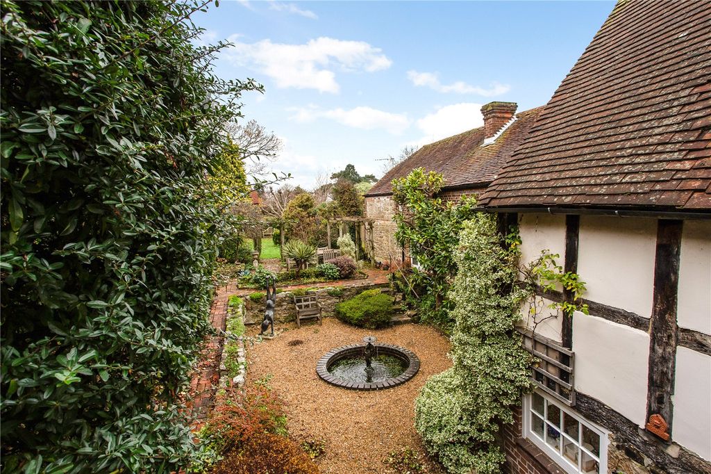 Property photo 2 of 11 Garden