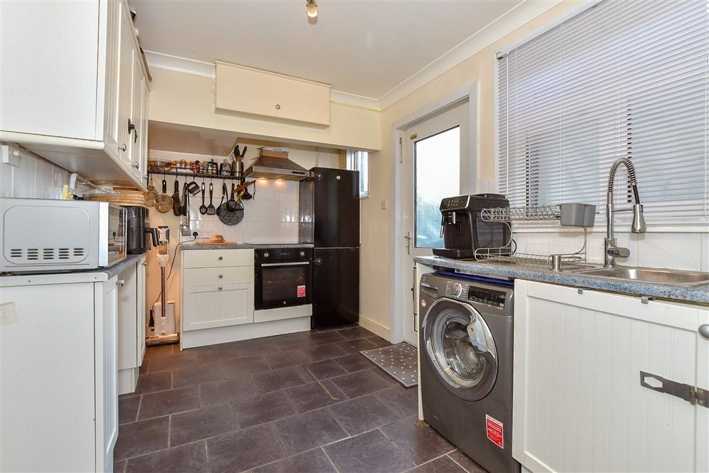 Property photo 3 of 11 Kitchen
