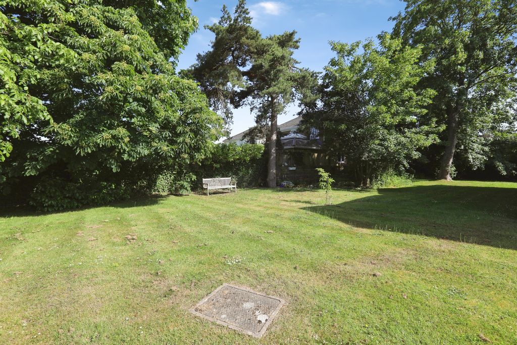 Property photo 3 of 8 Communal Gardens
