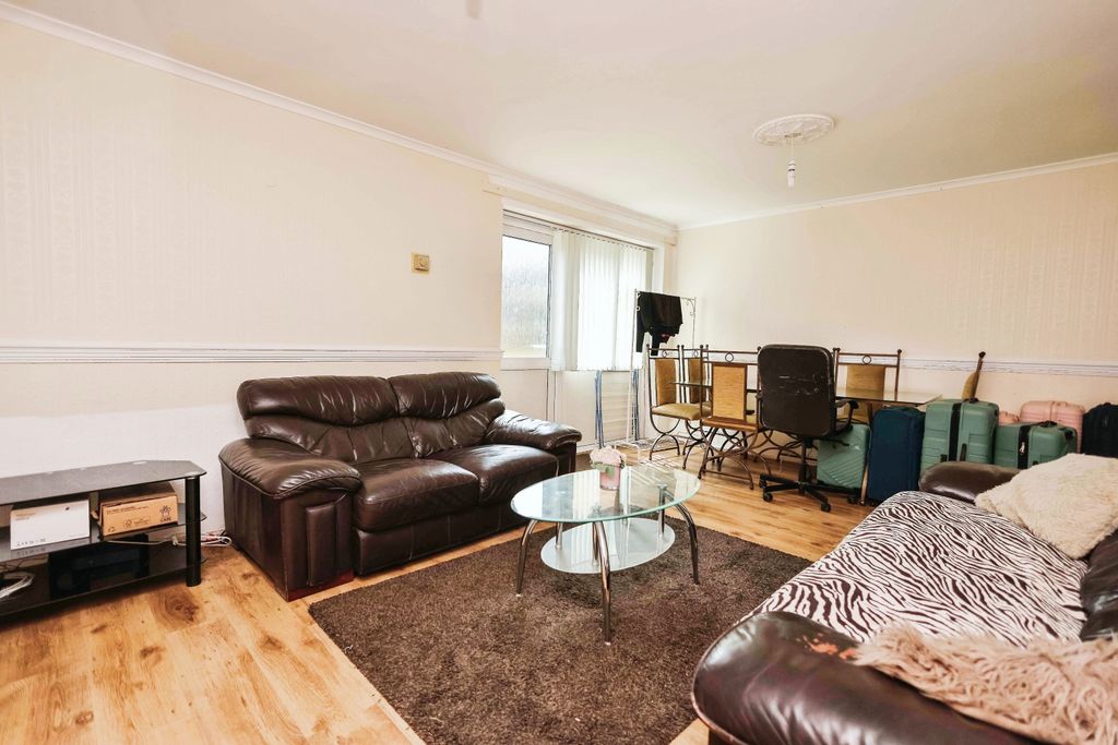 Property photo 2 of 16 Lounge