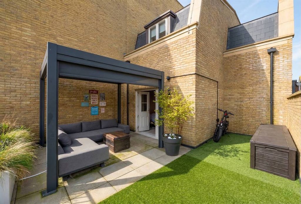 Property photo 2 of 19