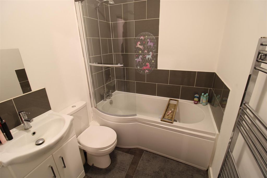 Property photo 3 of 11 Bathroom