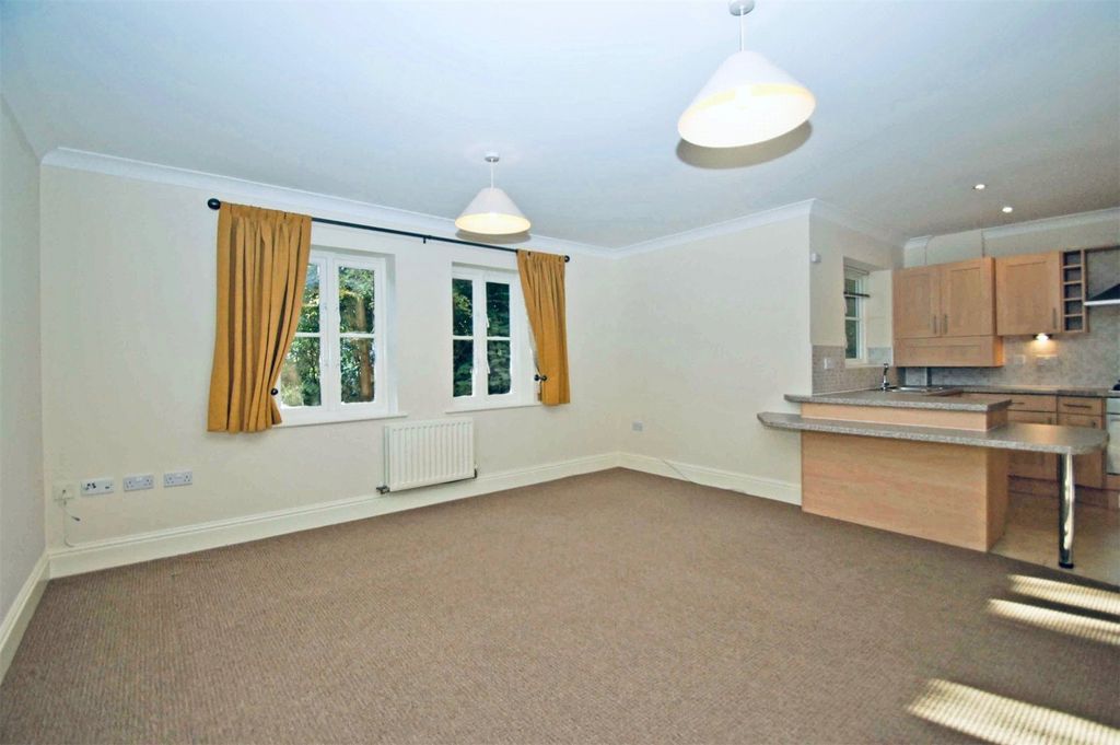 Property photo 3 of 20 Lounge