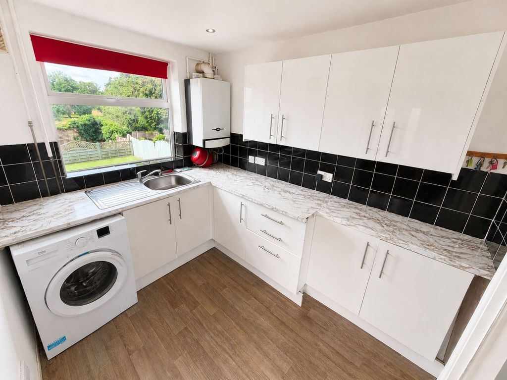 Property photo 2 of 11 Kitchen