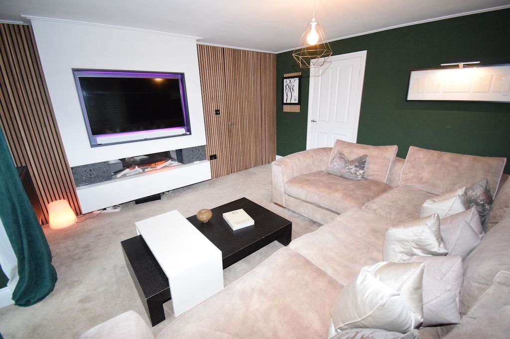 Property photo 3 of 31 Lounge